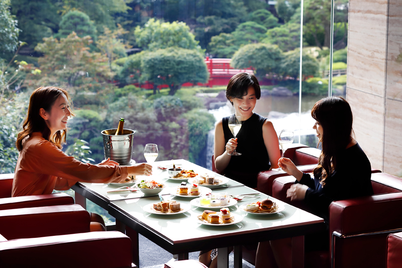 広大な日本庭園を臨む抜群の眺望とともに豊富なスイーツと料理が楽しめる