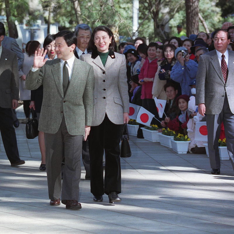 2000年2月、静岡県の沼津御用邸記念公園を訪問された天皇陛下（当時は皇太子）と雅子さま