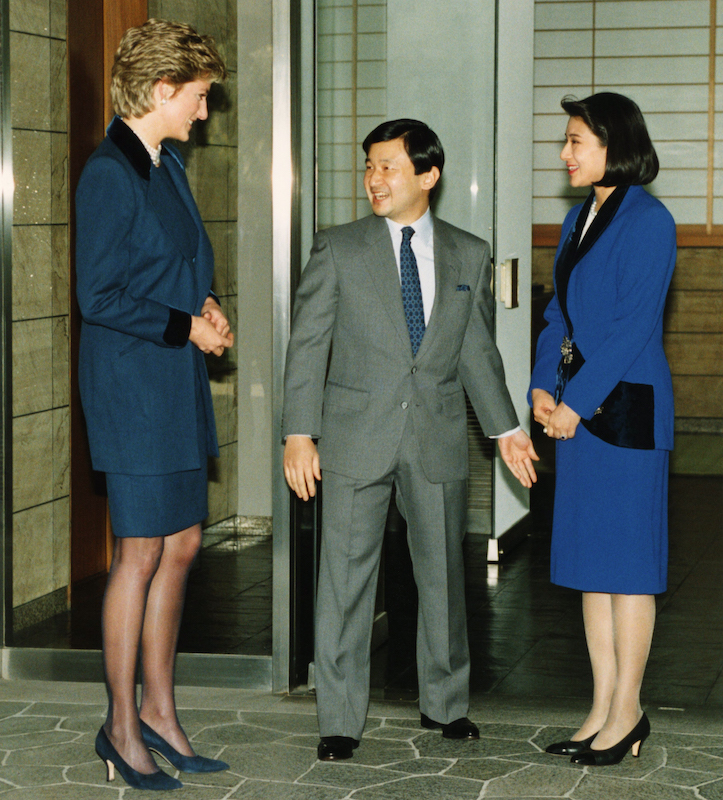 1995年2月、東宮御所にて。英国赤十字社副総裁として非公式に訪問したダイアナ妃（当時）をお出迎えの雅子さまと天皇陛下