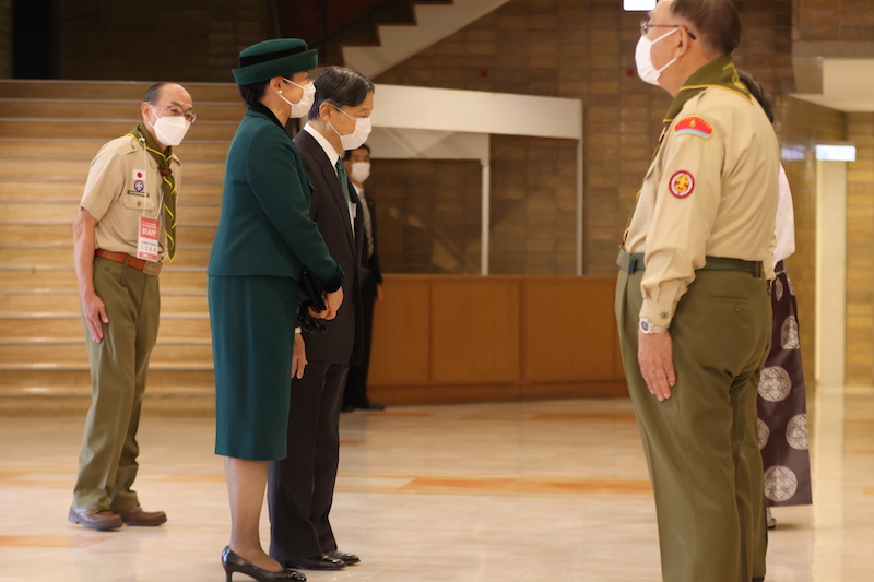 天皇皇后両陛下がお二人で、明治神宮会館で開かれたボーイスカウト日本連盟創立100周年記念式典にご出席。