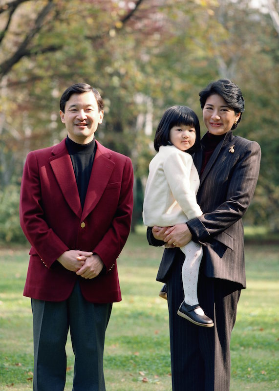 2004年12月、愛子さまの3歳のお誕生日に合わせて公開された、東宮御所のお庭での天皇皇后両陛下と愛子さま