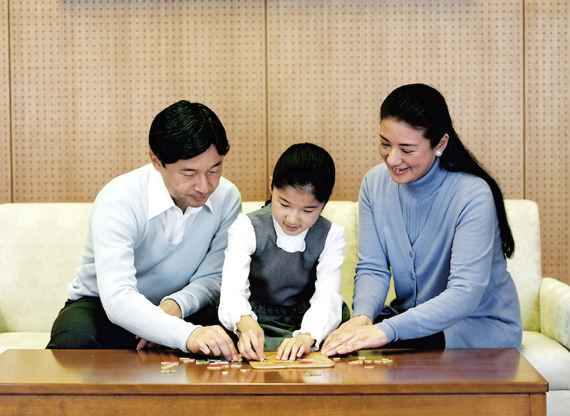 2010年12月、9歳の誕生日を迎えた愛子さまとの家族写真、ご家族でテーブルゲームをされる様子