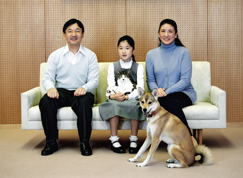 2010年12月、9歳の誕生日を迎えた愛子さまとの家族写真、愛犬と愛猫と