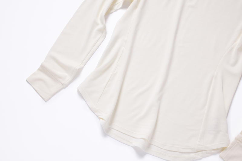 ユニクロの白のヒートテックウールブレンドクルーネックT（長袖）の袖と裾