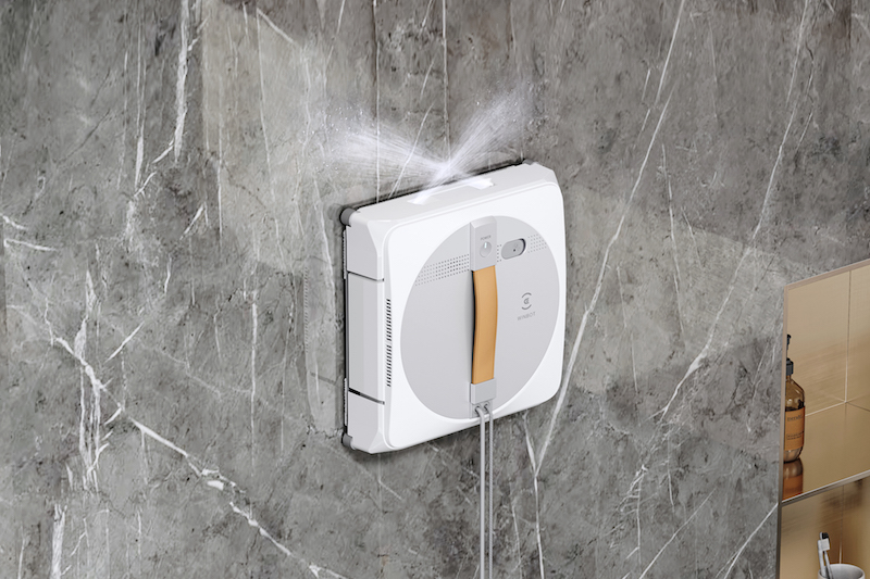 エコバックス『WINBOT W1 PRO（ウインボット・ダブリューワン・プロ）』 が浴室の壁を掃除しているイメージ
