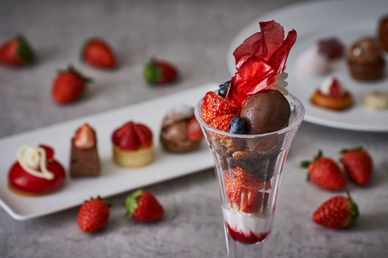 『いちごのアフタヌーンティースイーツコース 「Fraise rouge et Chocolat」 』のいちごのパフェ