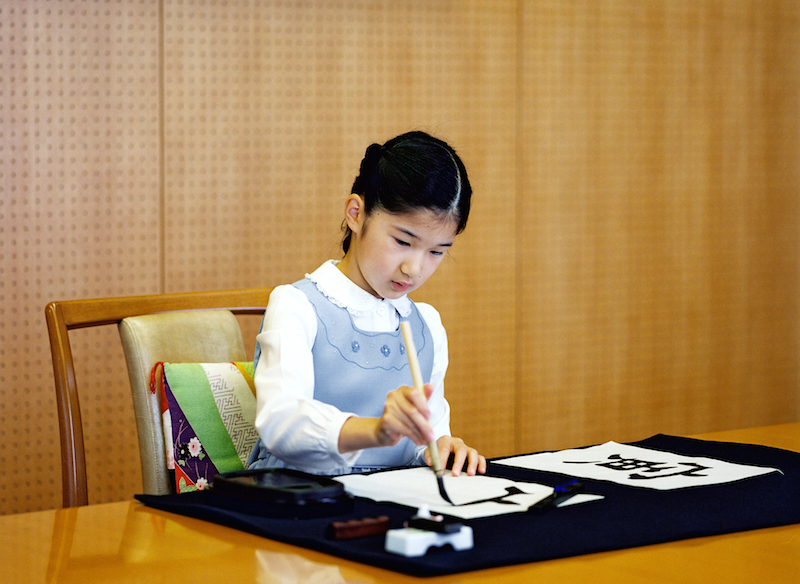 愛子さま9歳のとき、東宮御所で撮影されたバースデーフォト習字をする愛子さま