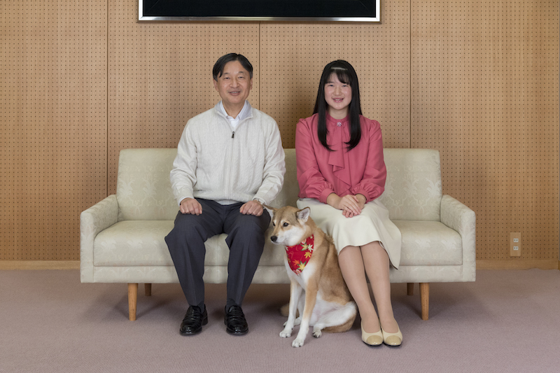 愛犬・由莉と一緒に記念撮影（2019年11月25日、Ph／宮内庁提供）