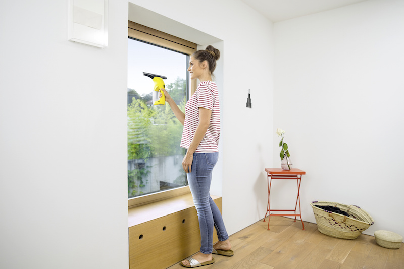ケルヒャーの『窓用バキュームクリーナー』で窓を掃除する女性