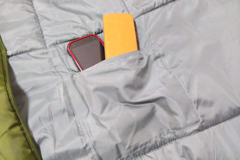 SONAENO クッション型多機能寝袋の内側のポケットにスマホや財布などを入れている