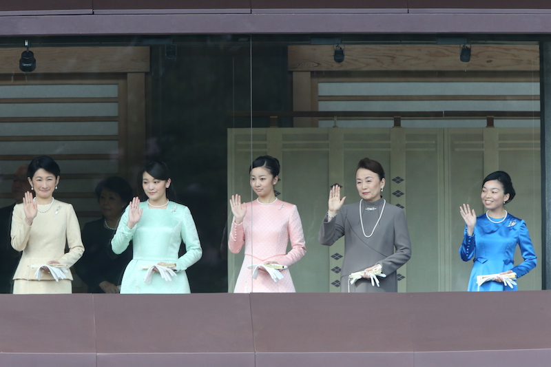 紀子さまはクリーム色、眞子さんはグリーン、佳子さまはピンクで色とりどり（2015年1月2日）