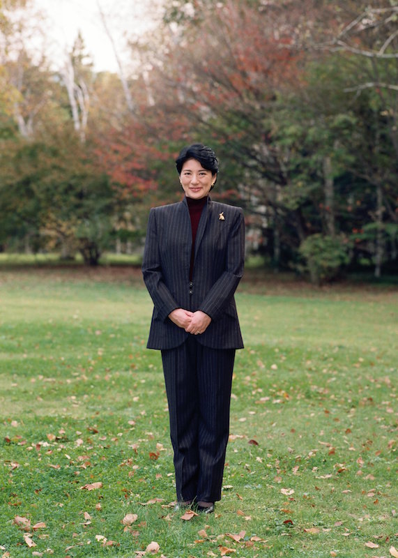 ストライプ柄のジャケットはほんのり襟を立てて（2004年12月、Ph／宮内庁提供）