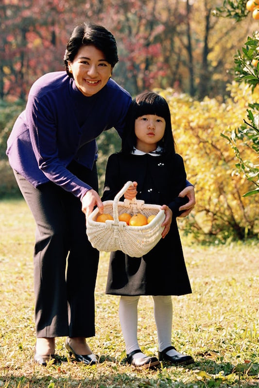 2005年11月、愛子さま4歳の誕生日の記念撮影では、雅子さまは秋らしい紫のツインニットを主役にしたパンツスタイル。愛子さまはモノトーンコーデのワンピーススタイル