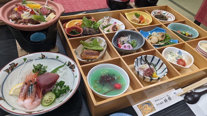 棟方志功ゆかりの宿「椿館」の夕食！青森県は全国旅行割が利用できたので、1泊2食1万円未満で滞在ができました。