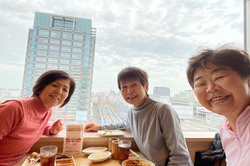 錦糸町駅前のビルのレストランで、左からシカちゃん（66歳）、ハマちゃん（69歳）
