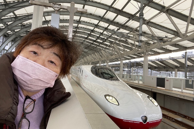 親友F子の事を思い出しながら西九州新幹線と記念撮影した時の一枚