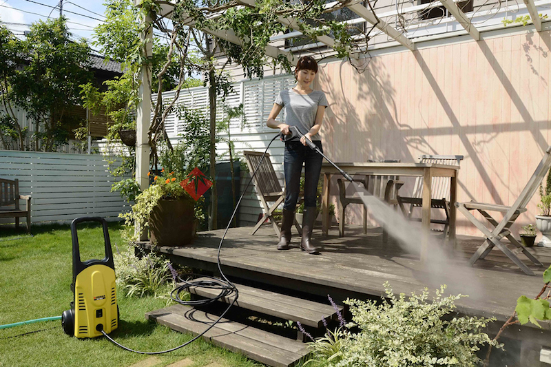 ヒダカ『ヒダカ 家庭用高圧洗浄機HK-1890　標準セット』で庭のデッキの掃除をしている