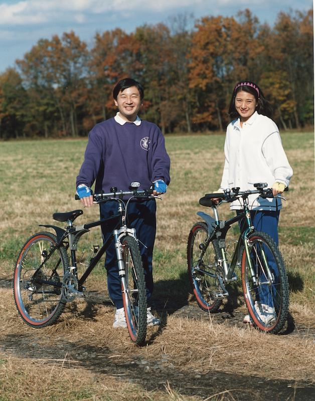 同じく、御料牧場内でサイクリングを楽しまれるご夫妻（1997年11月19日、Ph／宮内庁提供）