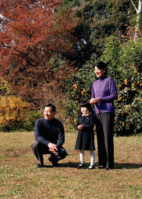 2005年11月、愛子さま4歳の誕生日の記念撮影では、雅子さまは秋らしい紫のツインニットを主役にしたパンツスタイル。愛子さまはモノトーンコーデのワンピーススタイル