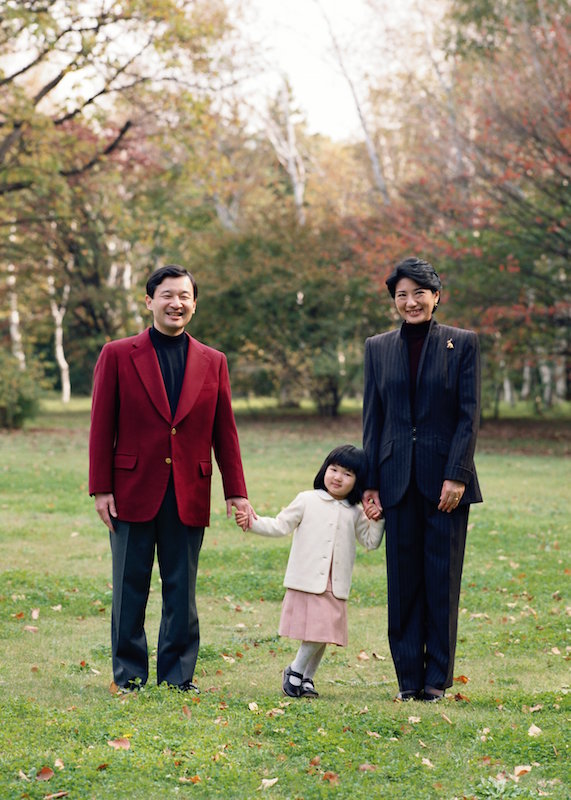 2004年12月、愛子さまの3歳の誕生日に合わせて公開された、東宮御所のお庭でのご家族ショット