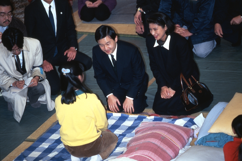 1995年2月、阪神・淡路大震災の避難所の体育館で被災者を励ます天皇皇后両陛下