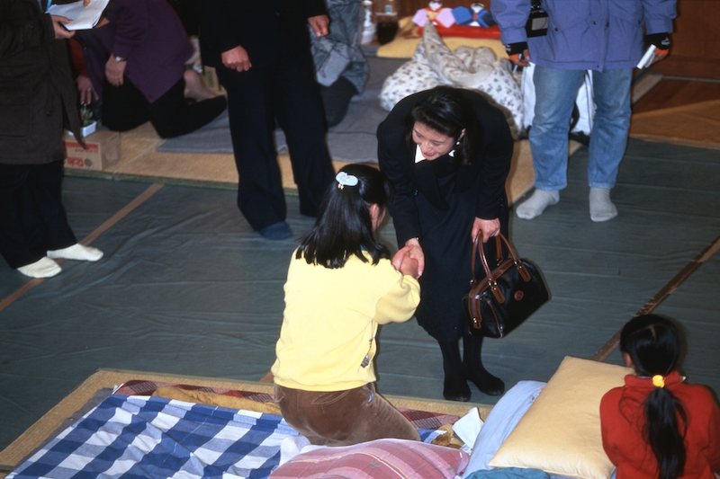 1995年2月、阪神・淡路大震災の避難所の体育館で被災者を励ます雅子さま