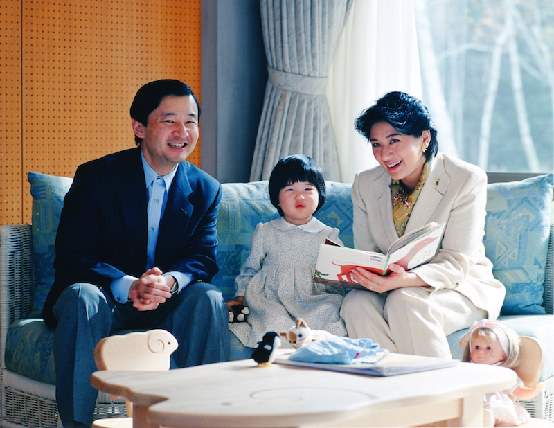 2003年11月、天皇陛下（当時は皇太子）と、まもなく2歳を迎える愛子さまと過ごされる愛らしいファミリーショット
