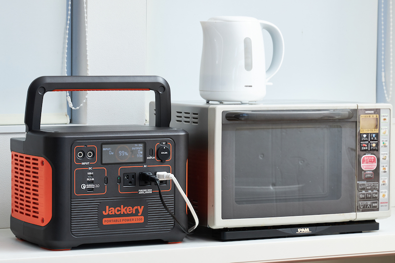 Jackery『ポータブル電源 1500』と電子レンジと電気ポット