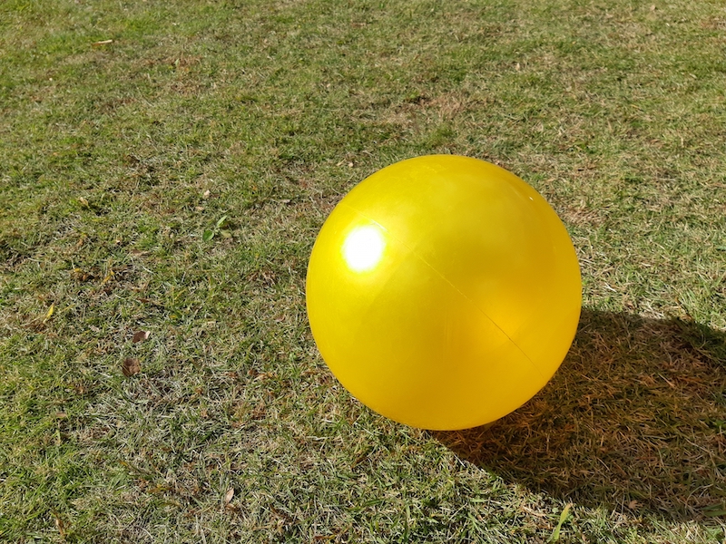 黄色いビニールボール