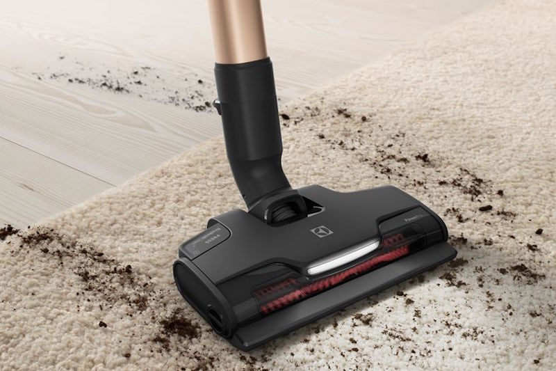 エレクトロラックス・ジャパン『UltimateHome 900(アルティメイトホーム900) EFP91835』でカーペットと床を同時に掃除している