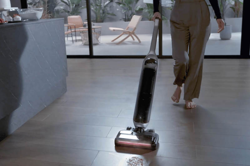 アンカー・ジャパン『MACH(マッハ) V1 Ultra』で床掃除している女性の足元