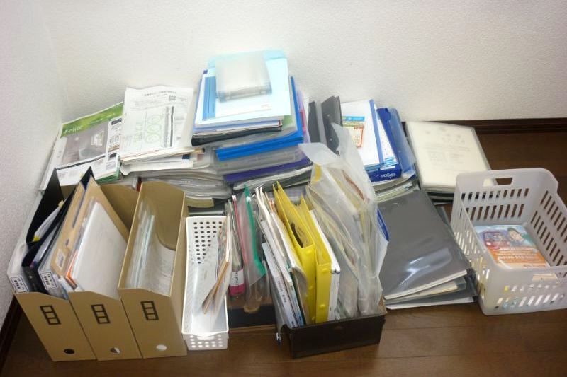 ある家庭で、余分な書類を仕分けた後に出た収納用品の山（『実践！はじめてのホームファイリング 「おうち書類」の片づけかた』より）