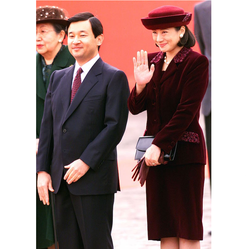 1999年12月、ヨルダンのラーニア王妃（当時）をお出迎えする天皇陛下と雅子さま