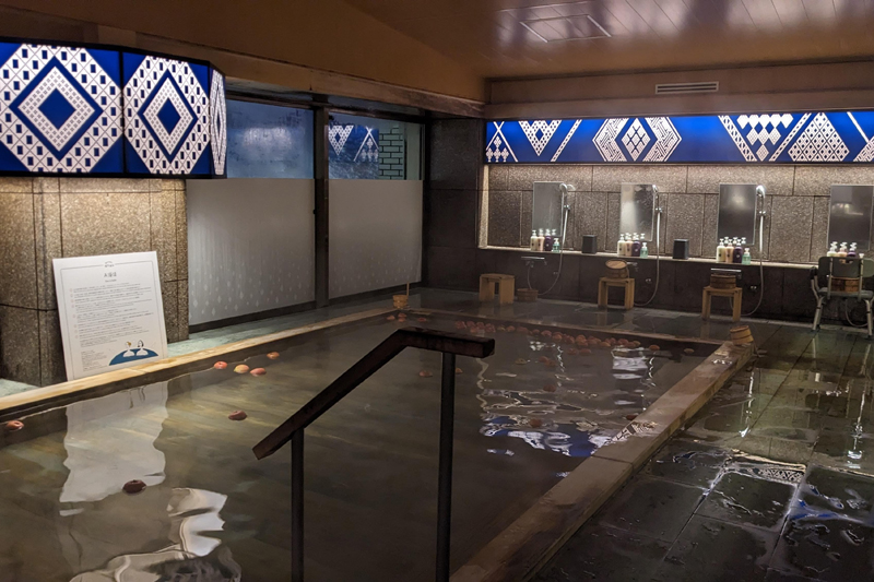 内風呂は「こぎん刺し」がデザインにあしらわれ、湯船は青森県産ヒバを利用（界 津軽）