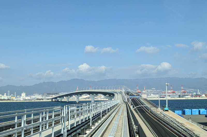 神戸空港と三ノ宮を結ぶポートライナーからの眺め。旅のテンションを上げる景色が続く