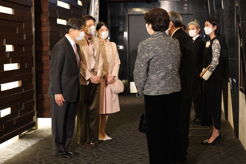 映画『Dr.コトー診療所』の出演者らと挨拶をされる天皇皇后両陛下と愛子さま