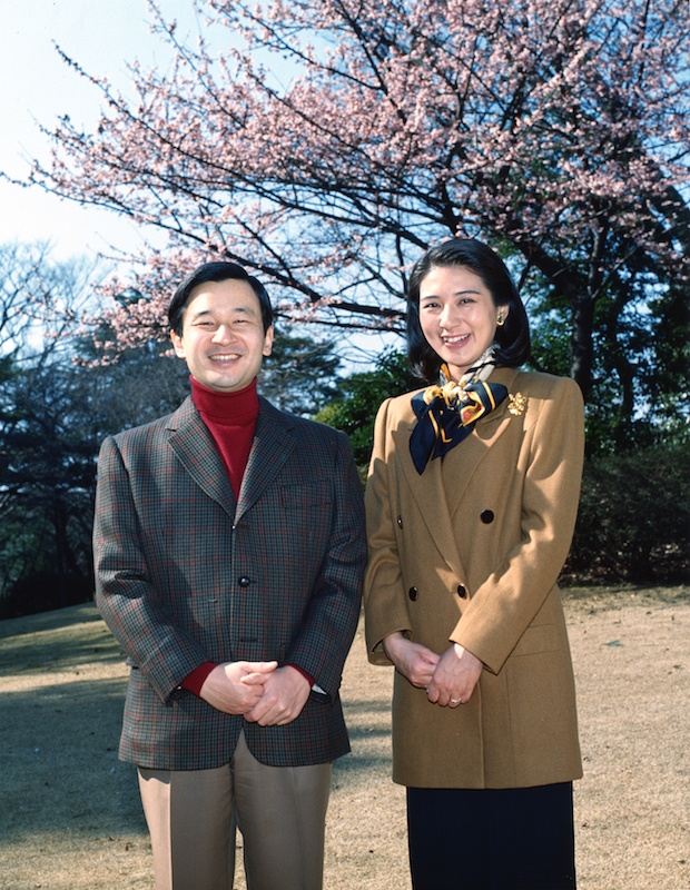 雅子さまはややロング丈のジャケットで女性らしく（1997年2月、Ph／宮内庁提供）