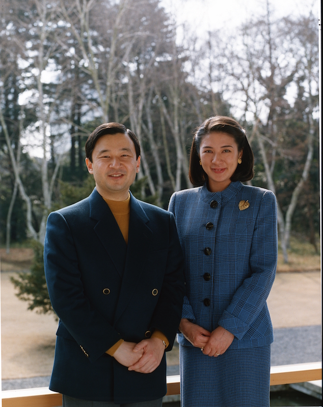 ブルーのチェック柄にゴールドのブローチで色味が天皇陛下（当時は皇太子）とリンク（1999年1月29日、Ph／宮内庁提供）