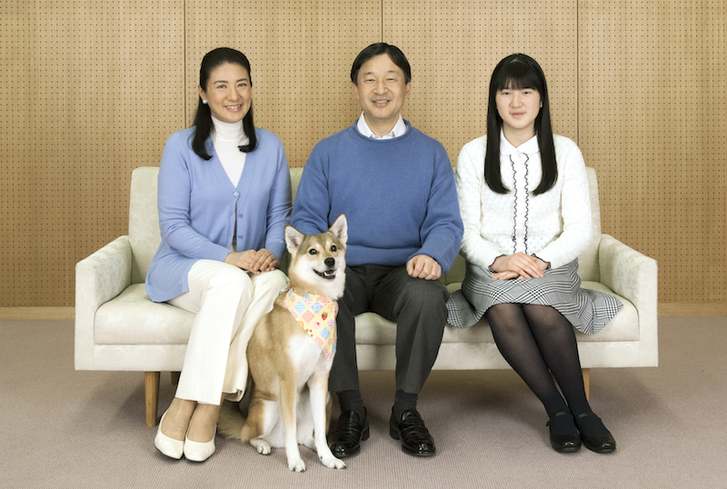 愛犬の由莉とご家族のショット（2015年2月、Ph／宮内庁提供）