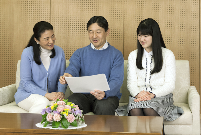 愛子さまはチェック柄のスカートにフリル付きのニットをお召しに（2015年2月、Ph／宮内庁提供）