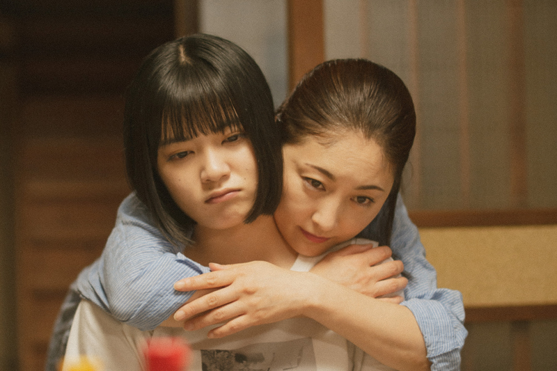 吉田美月喜と常盤貴子が母娘を演じる（C）2023映画『あつい胸さわぎ』製作委員会