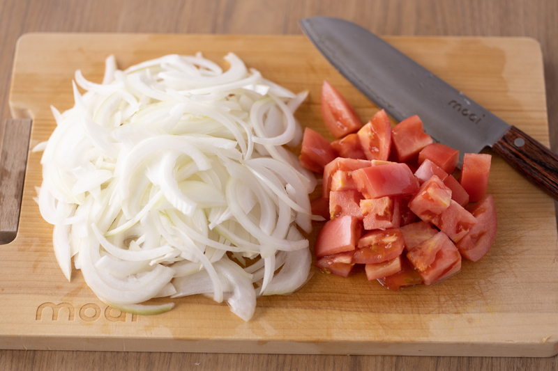 玉ねぎは薄切りに、トマトは一口大に切る