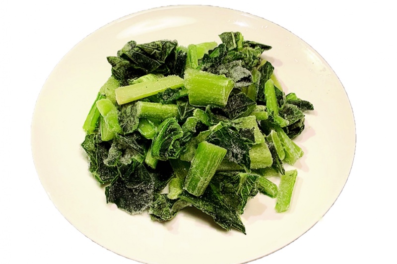 冷凍した小松菜は生のまま使うこともできて便利（Ph／photoAC）