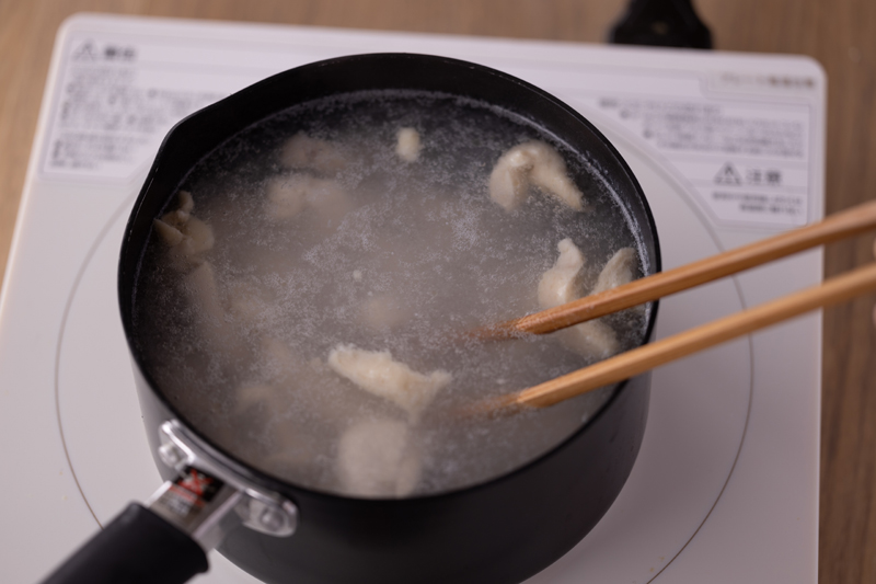 鍋に水を八分目ほど入れて沸かし、鶏むね肉を3分茹でる