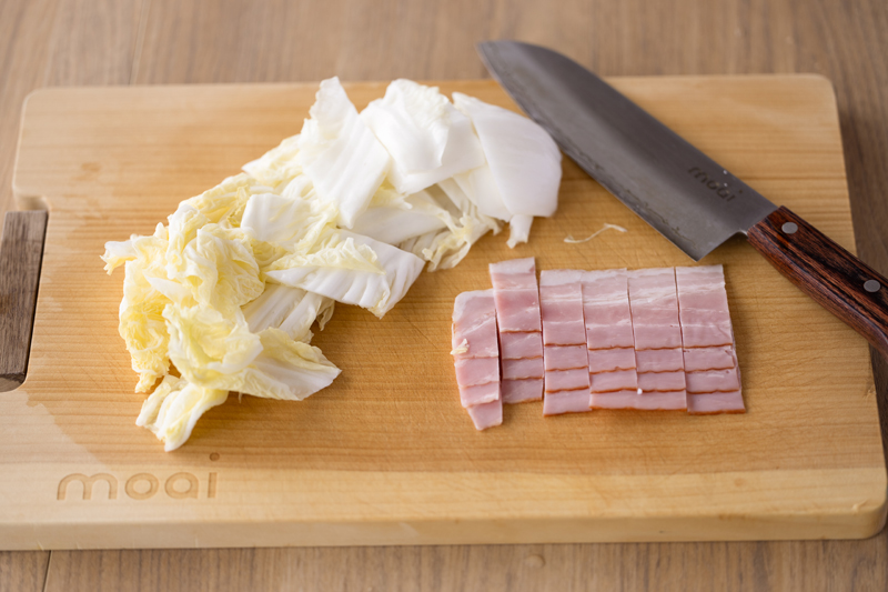 白菜は食べやすい大きさにそぎ切りに、ベーコンは1cm幅に短冊切りに