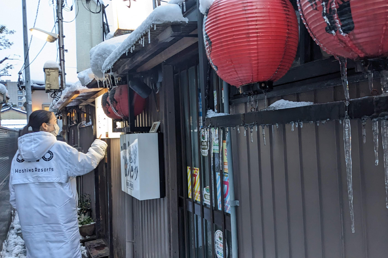 「金沢片町味わいまっし散歩」では、旅行者が入りにくい路地なども街を知り尽くしたガイドが案内