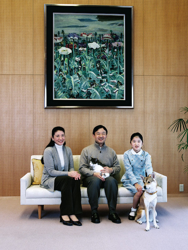 保護猫と保護犬を飼われている天皇ご一家（2011年2月、Ph／宮内庁提供）
