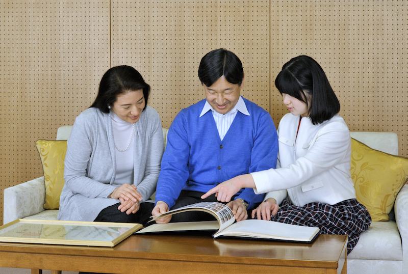 雅子さまは淡いグレーのショールカーディガンをお召しに（2014年2月、Ph／宮内庁提供）