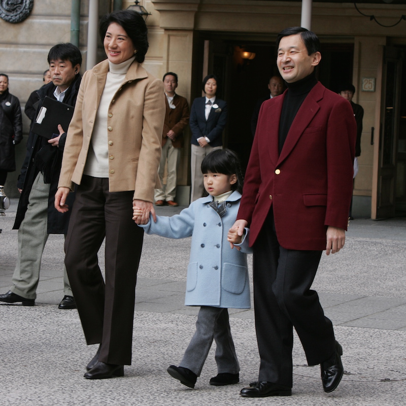 2006年3月にご家族3人で初めてディズニーリゾートを訪れた天皇皇后両陛下と愛子さま