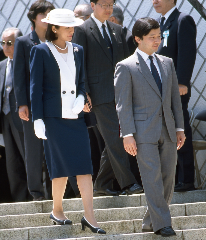 雅子さまの春ファッション。この日、靴とバッグは黒をセレクト（1994年5月13日、Ph／JMPA）